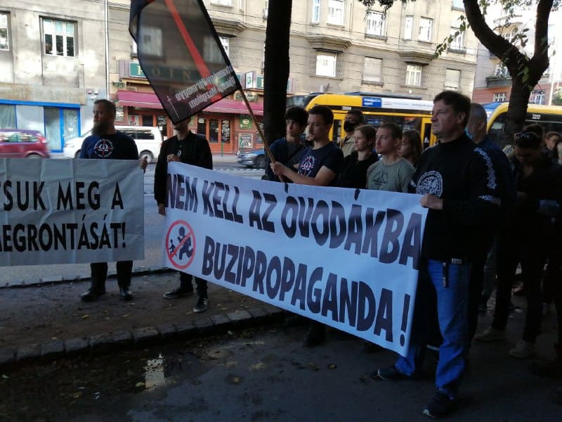 hazafiak tüntetnek a buzi mesekönyv ellen