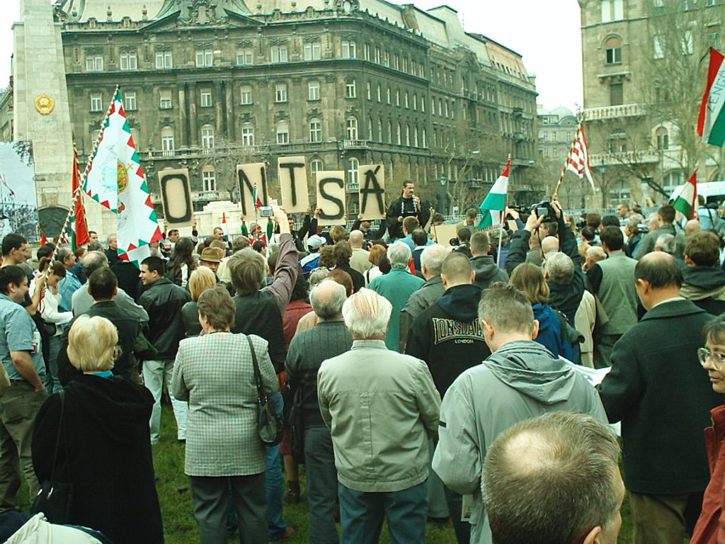Tüntetés a Szabadság téri szovjet obeliszk elbontásáért 2004-ben